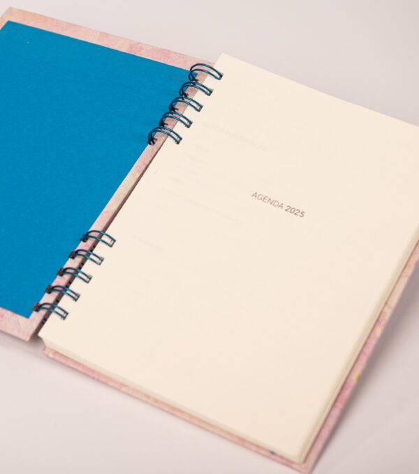 Agenda Semanal A5 Texturizado color rosa - Image 2