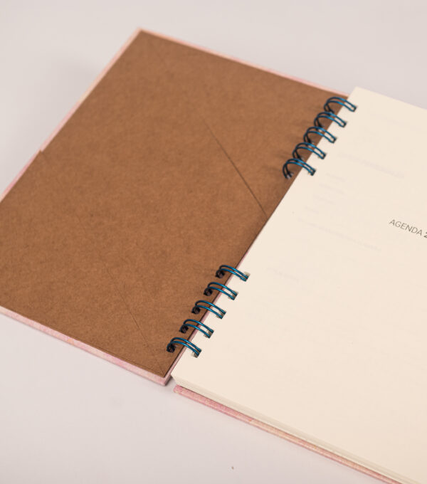 Agenda Semanal A5 Texturizado color rosa - Image 3